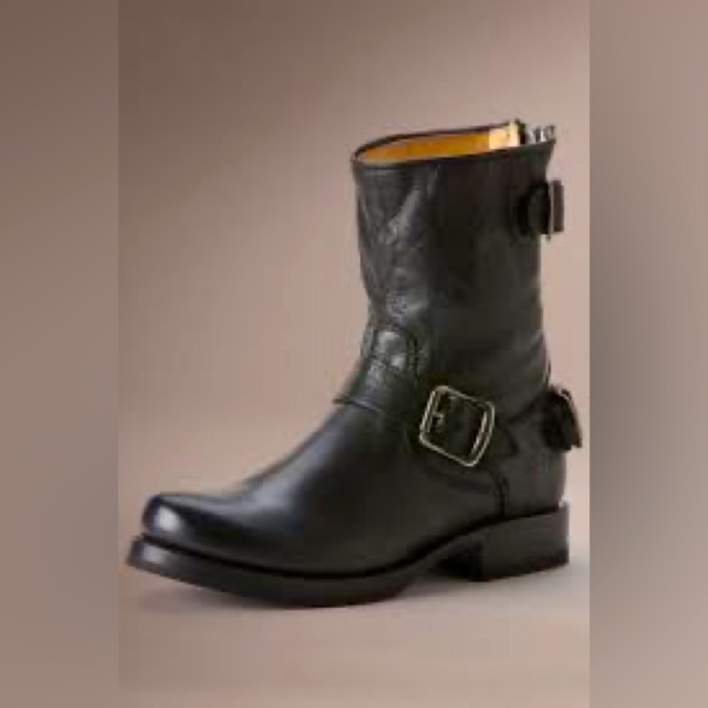 Authentic, never worn Frye Veronica short boots featuring back zip (size 8)